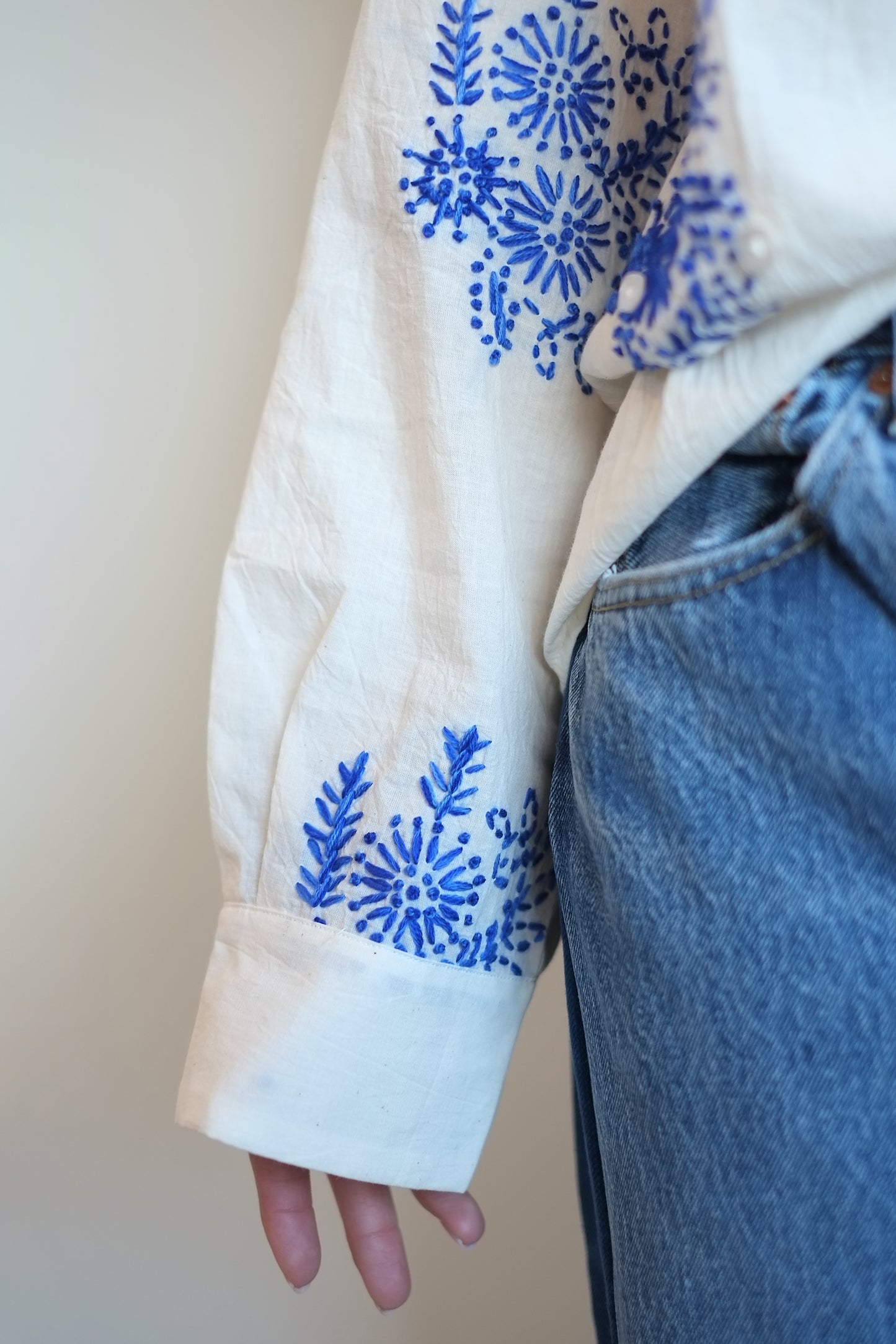 Wear Cissa -The MEN'S Shirt, 100% Natural Cotton in Floret Handstitch