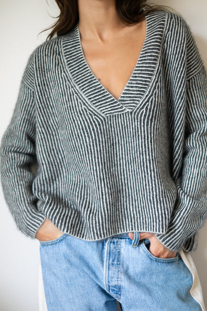 C.T.plage V Neck Pullover in Mixed Greys